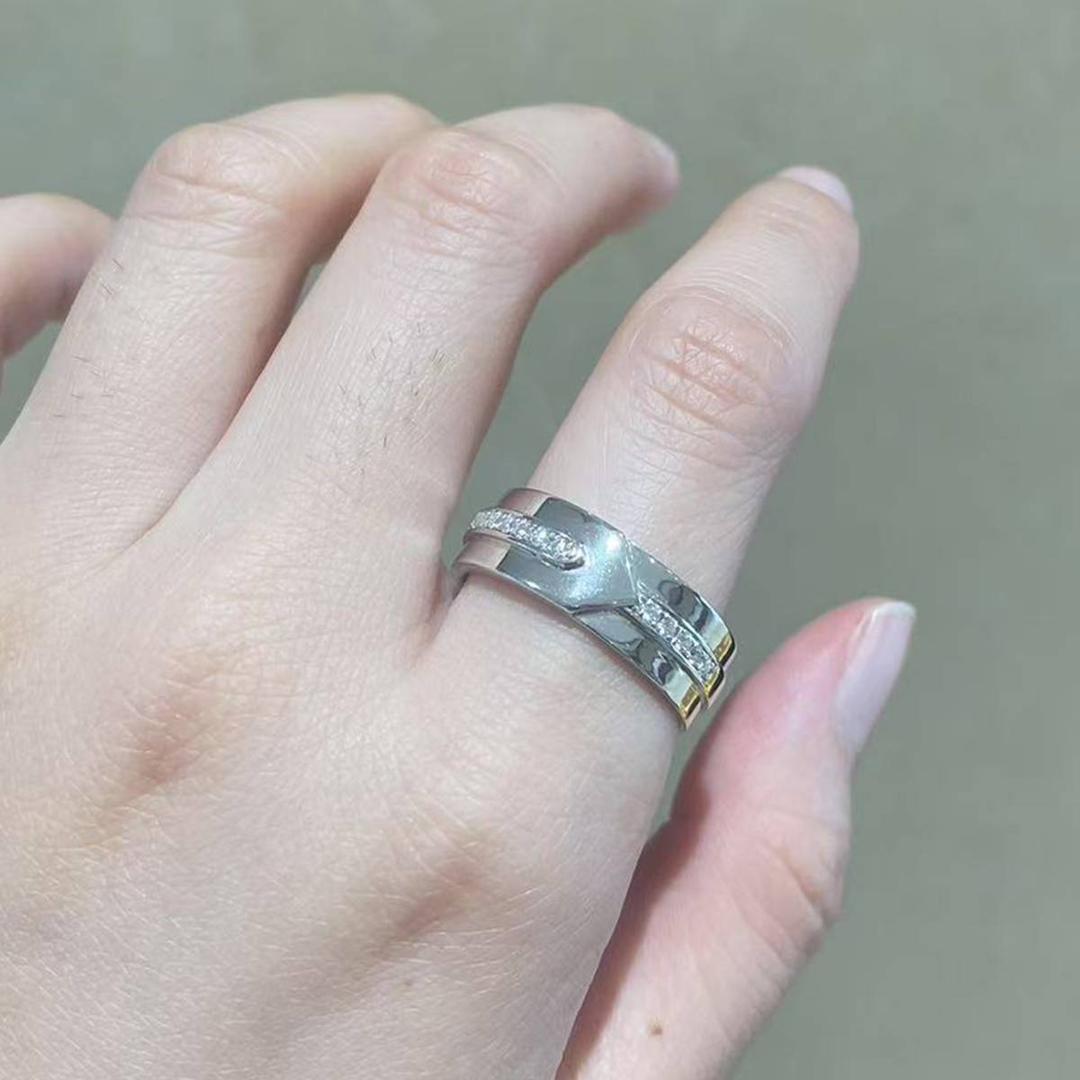 Minimalist Men's S925 Silver Plated Platinum Men's Ring Custom Selection Side Stone Moissanite 0.18ct